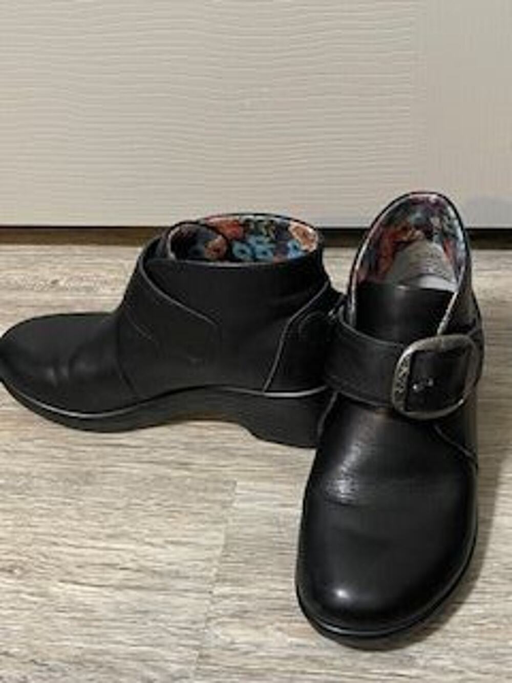 #S125 PRE-LOVED Alegria symone coal slip resistant sole leather ankle boot sz 36